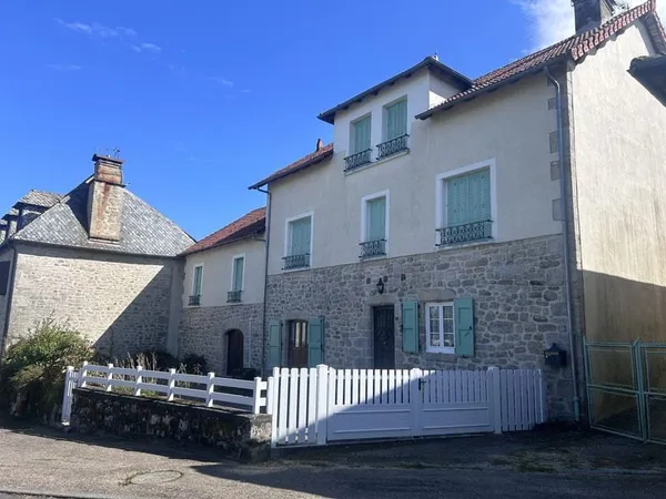 Maison de caractère dans le centre-bourg de GOULLES