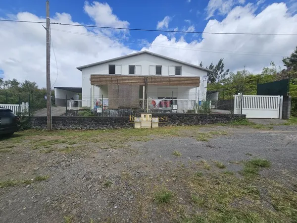 A vendre deux maisons F3 jumelées à étage à La Plaine Des Pa
