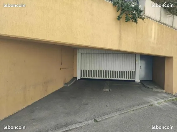 Box fermé 13 m² - Proche Parc de la Tête d'Or et accès autoroute - En rez-de-chaussée