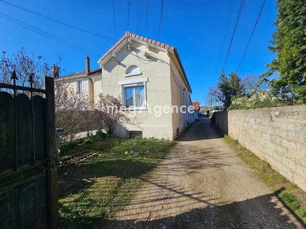 MAISON INDIVIDUELLE AVEC GARAGE ET JARDIN PRIVE
