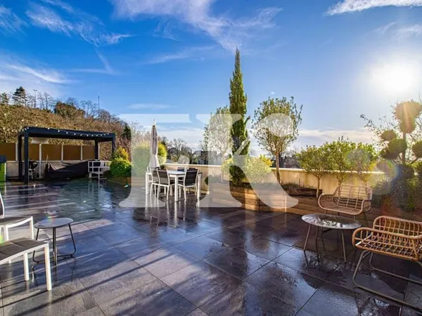 Dernier Étage Rénové avec Terrasse de 130 m²