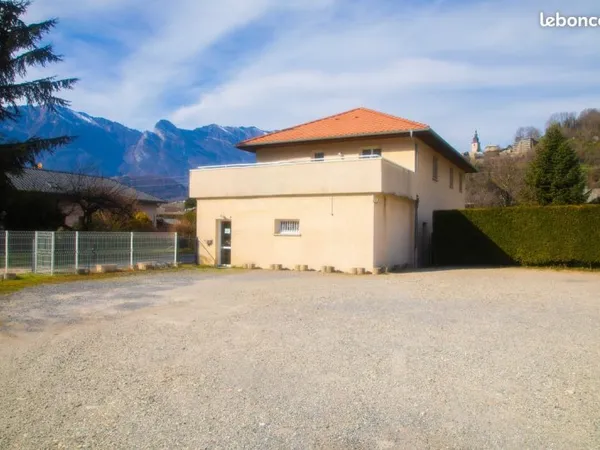 Maison avec appartement 115M2 et local 130M2