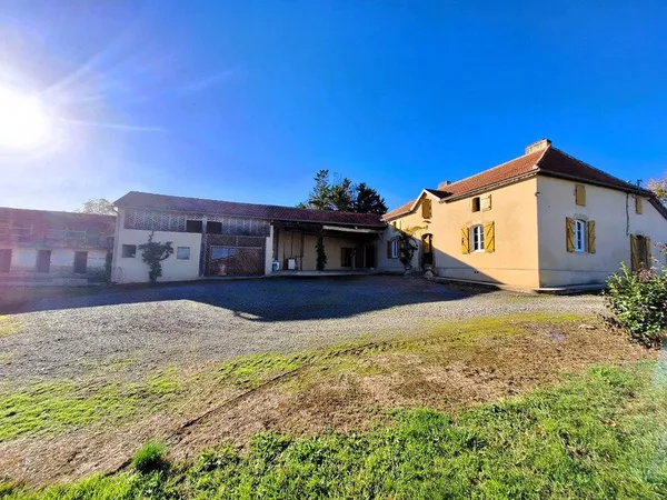 Ancienne ferme de 1796 sur 4,7 Hectares, dépendances, vue sur les Pyrénées