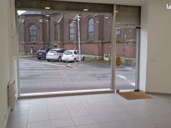 Local commercial refait à neuf face à un grand parking gratuit de 150 places