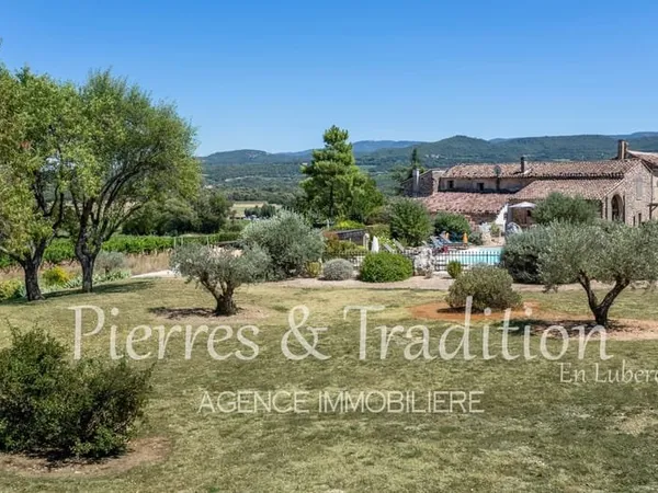Luberon, entre Roussillon et Bonnieux, propriété avec gîtes, deux piscines et jolie vue dégagée