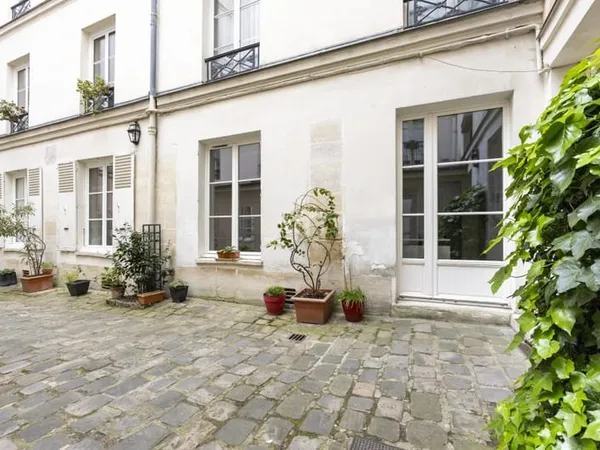 Île Saint-Louis - Bureaux à vendre - 68 m² - 3 bureaux - Immeuble de standing