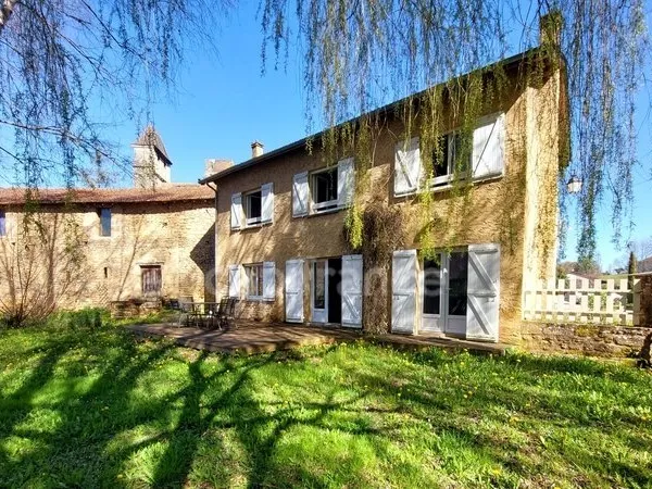 Maison au centre du village Prats du Périgord, 92m2, 4 pièces, 3 chambres, jardin, puits, grange ave
