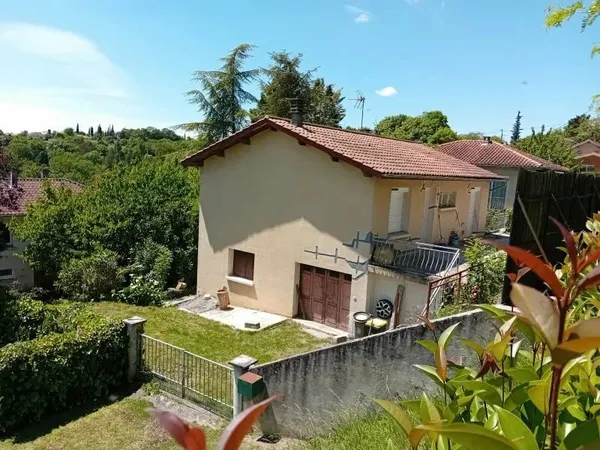 AUCH, ville haute, pavillon sur S/Sol total et jardin de 467m²