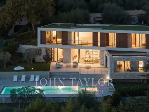 Superbe villa contemporaine à louer proche Cannes - Vue village