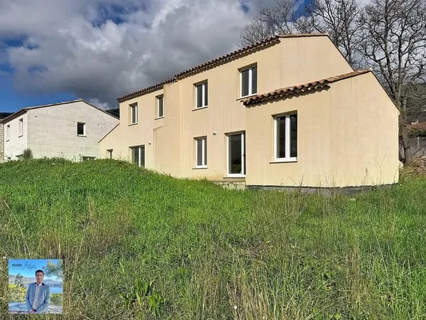 Maison et jardin en pleine nature