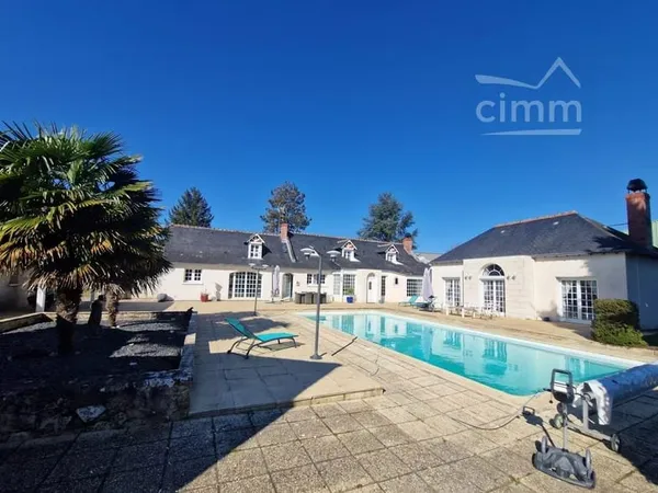 Propriété 8p 4ch 360m² avec piscine et dépendances