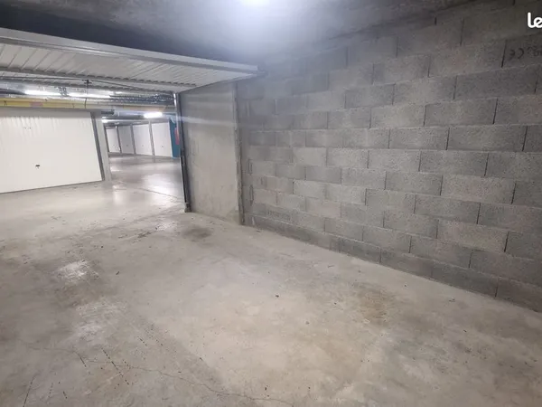 Grand garage individuel sécurisé · Ville-la-Grand