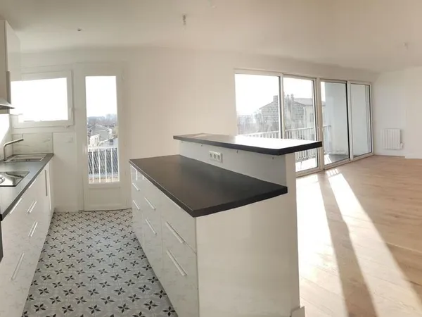 T4 de 87 m2 avec terrasse et garage - Judaïque