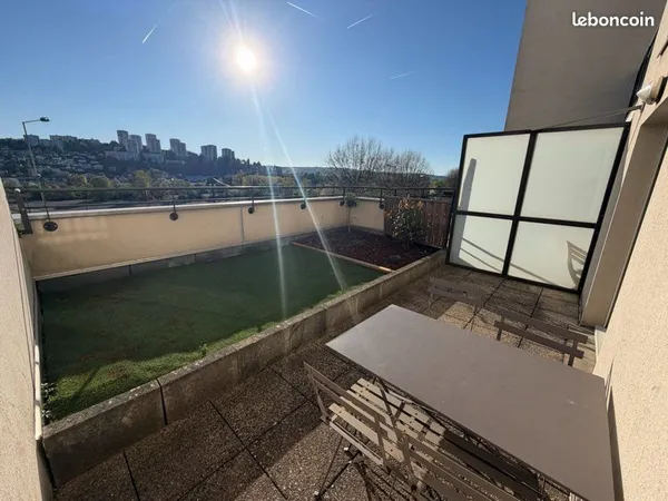 Studio rénové et meublé de 29m2 proximité hôpital nord / tram /musée d art moderne