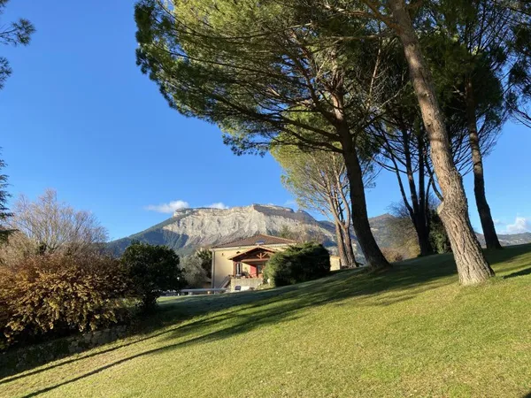 Maison 7 pièces 270 m²