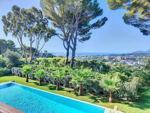 Maison de plain-pied 8 pièces 370 m²