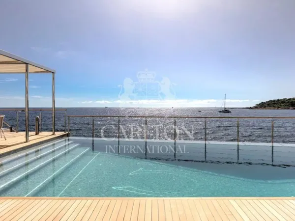 CAP D'ANTIBES - VILLA PIEDS DANS L'EAU