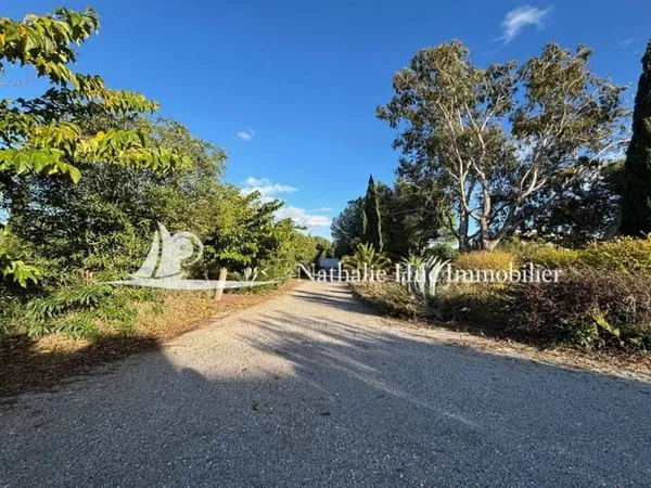 Terrain 2100 m²