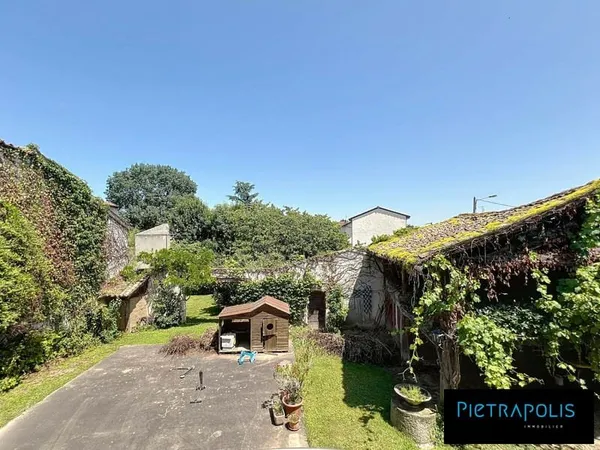 EN PLEIN CENTRE DE CIVRIEUX - MAISON DE 200m2- TERRAIN -GRANGE