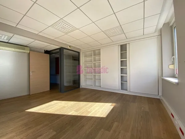 Bureau 5 pièces 168 m²