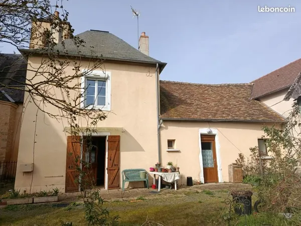 Vends maison de bourg avec garage et 2 petit jardins plus cabanon petit ruisseau en bout de jardin. 
