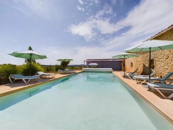 Charmante propriété à multiples habitations avec piscine et potentiel de revenus dans le sud-ouest d