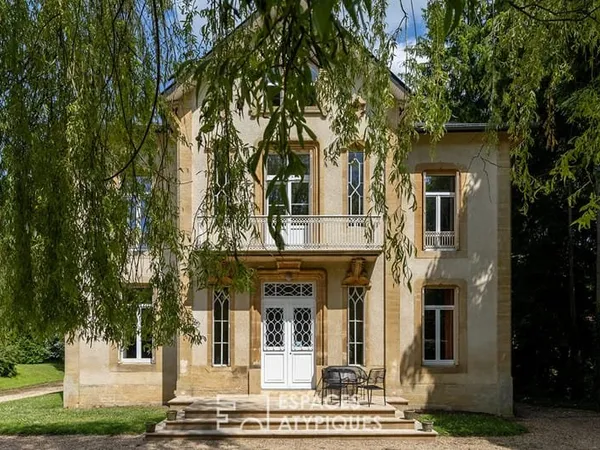 Maison de maître à la rénovation soignée et son écrin verdoyant
