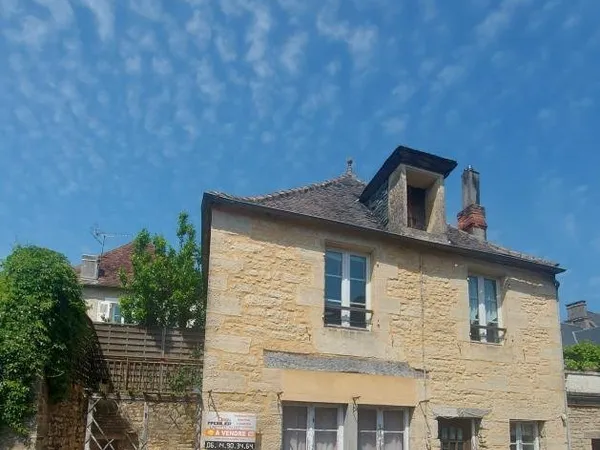 Saint-Robert : maison à rénover avec courette
