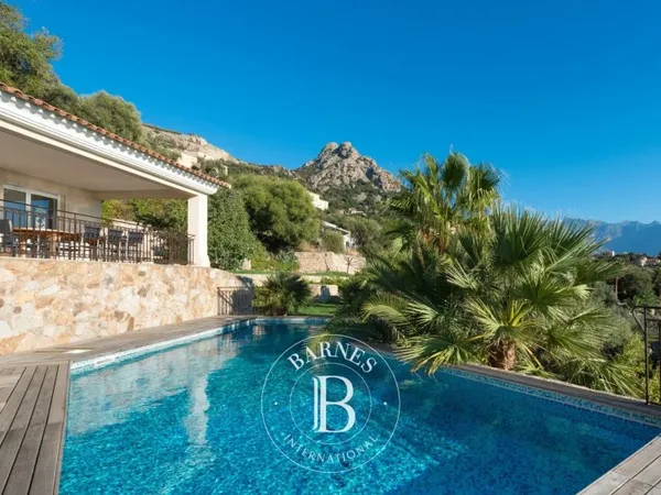 Lumio, Villa 6 chambres, vue mer panoramique, piscine, proche des plages.