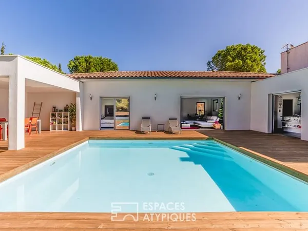 Villa de plain-pied avec piscine avec appartement indépendant et terrain constructible