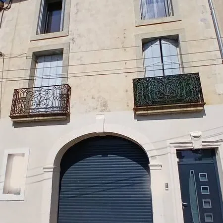 Charmante maison vigneronnevec 3 chambres, garage, et terrasse.