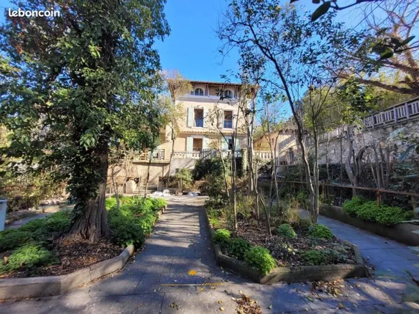 Propriété 10 pièces 225 m²