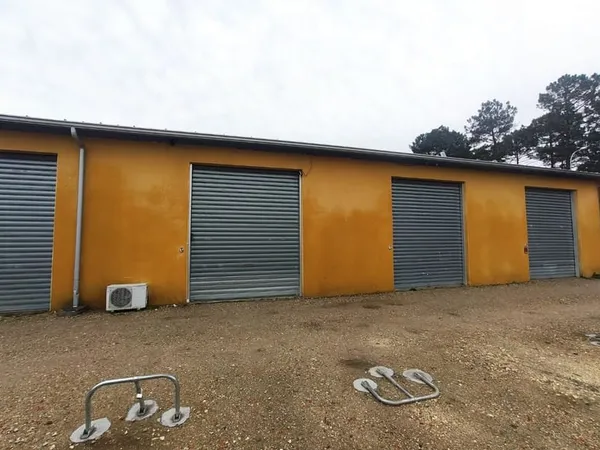 Local activité artisanale ou de stockage, avec parking