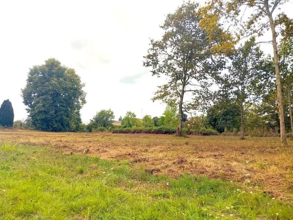 Terrain à bâtir dans le centre de Targon - emplacement excep
