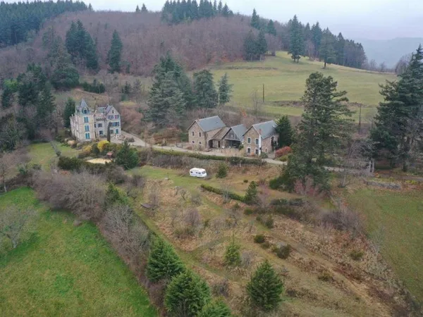 Domaine de château avec gîtes, chambres et camping - aux normes ERP - bon rapport - en pleine nature