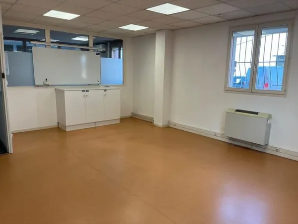 Bureau et espace de travail Location Chassieu  30m² 600€