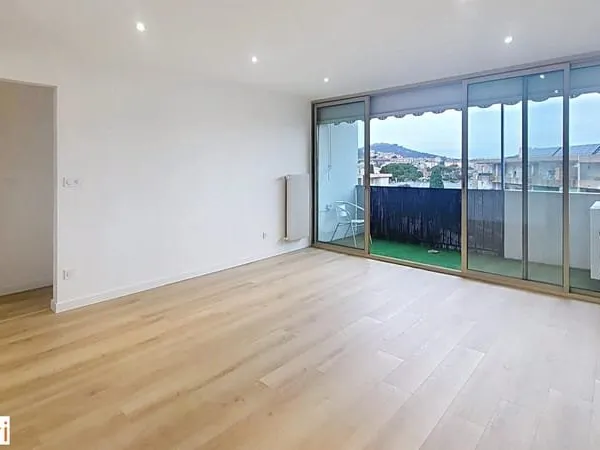 Appartement traversant T3 avec ascenseur, balcon, loggia et cave