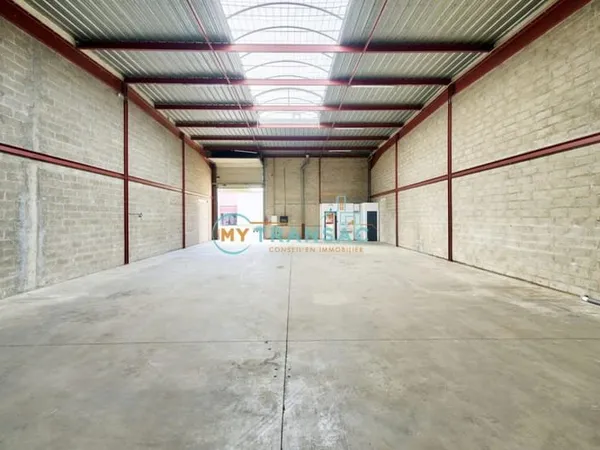 A louer local de 380m² dont 73m² de bureaux à Bondoufle