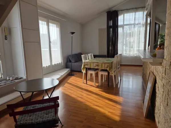 Appartement avec une grande mezzanine au 2ème et dernier étage avec 15m² de terrasse.
