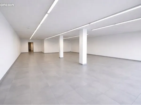 Local commercial à louer - 136 m² - Idéal supérette ou bureaux