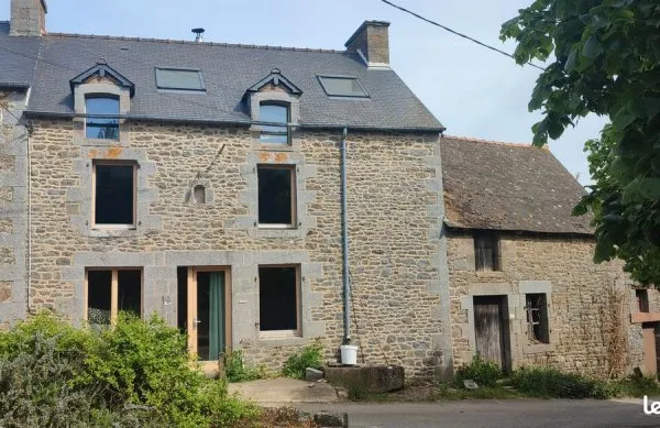 Ensemble immobilier composé de 3 bâtiments et une courette