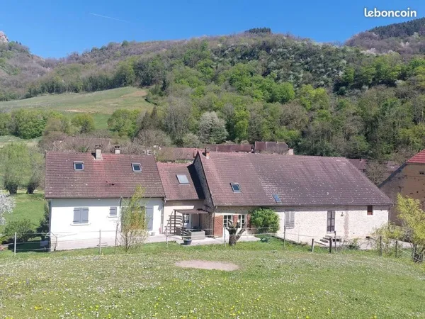 Propriété - Jura, village calme et verdoyant