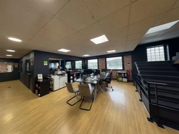 Local commercial 592 m²
