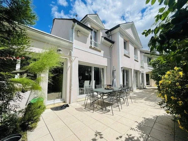 Maison 8 pièces 231 m²