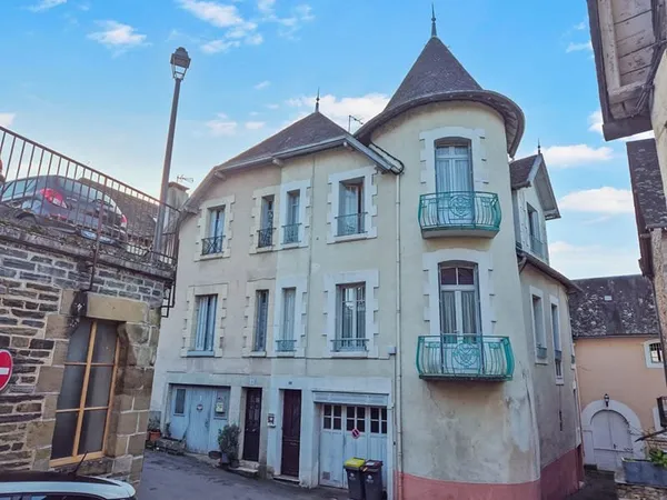 CORREZE. ALLASSAC. Maison en pierre du 17ème siècle avec 3 chambres et garage.