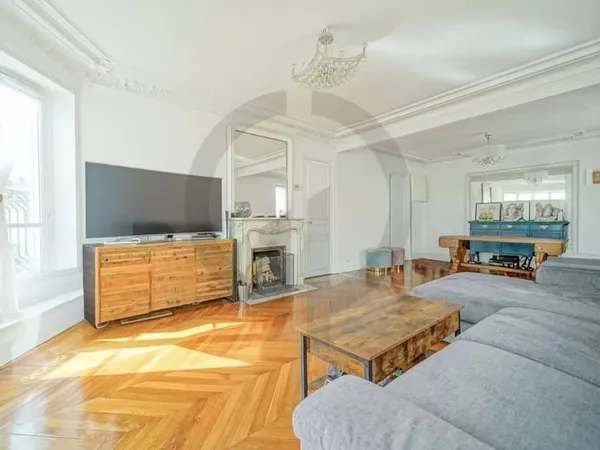 Appartement familial - lumineux avec balcon filant - charme de l'ancien - Paris 8e