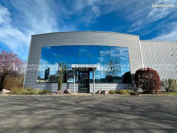 Local 748 m²
