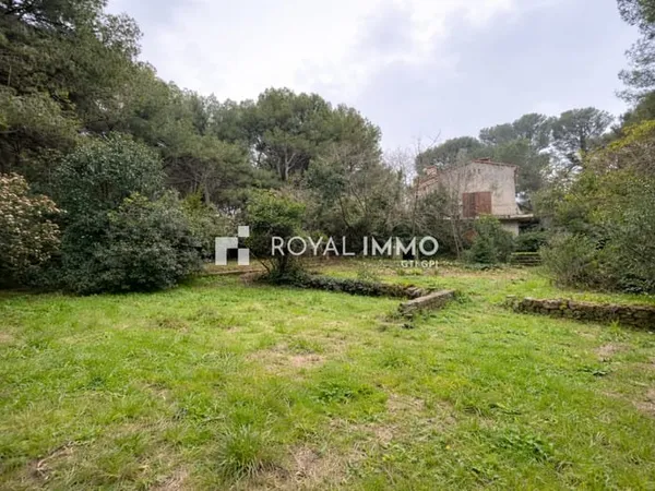 À VENDRE Parcelle de terrain à bâtir au calme à Sanary-sur