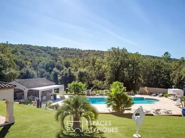Villa d'Exception en Domaine Sécurisé : Une Oasis de Verdure avec Piscine Xxl