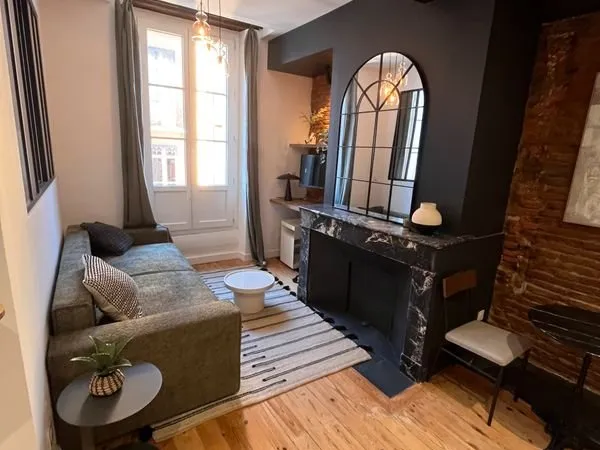Part Loue beau T1 Bis 33 M2 refait à neuf coeur Toulouse historique
